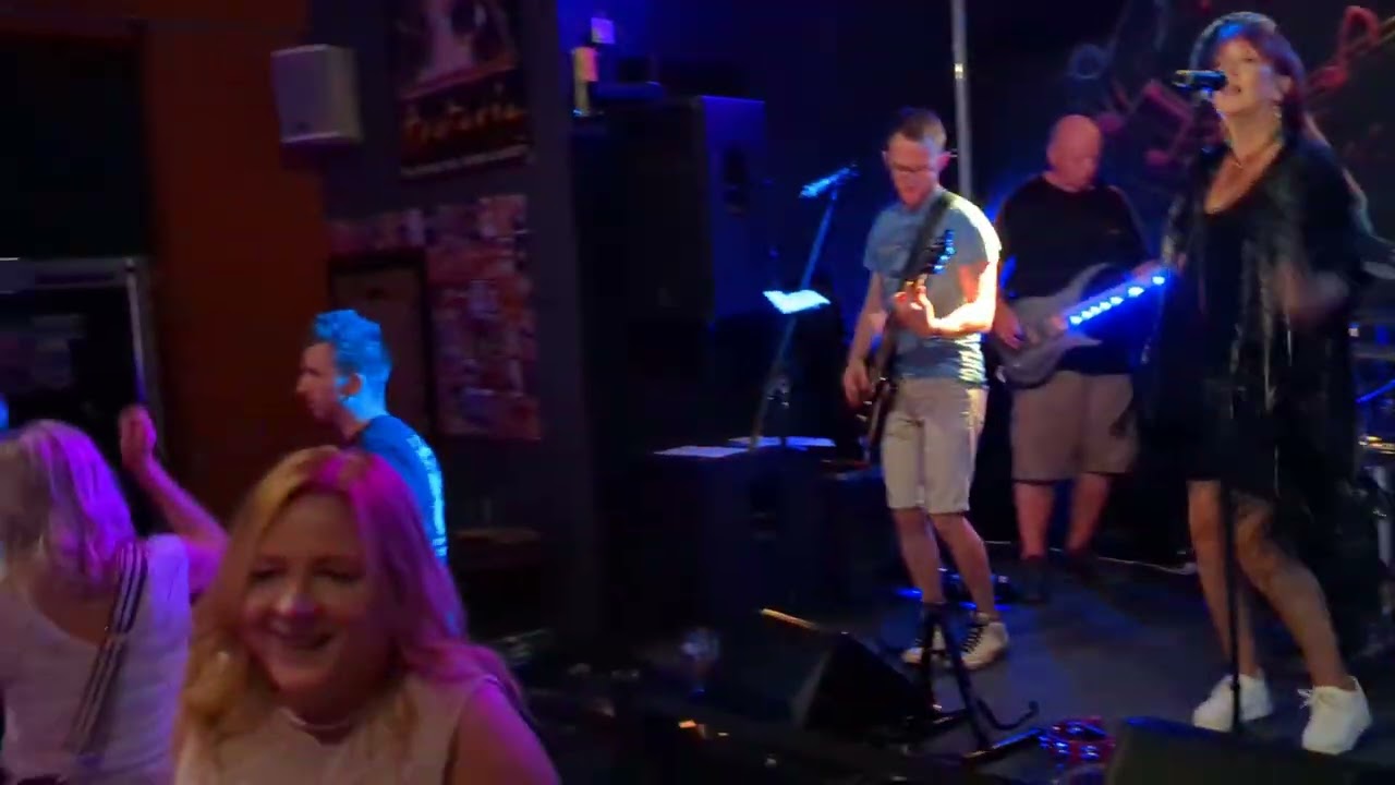 Release The Hounds - Chaise Longue (Wet Leg)