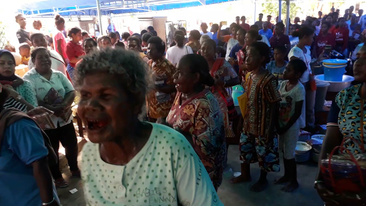 Acara Adat Yakyaker Di Kampung Doreikar ( Bastina Umpes Vs Melly Mambrisauw )