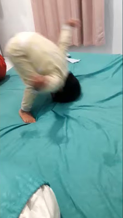 Anak Kecil Jungkir Balik