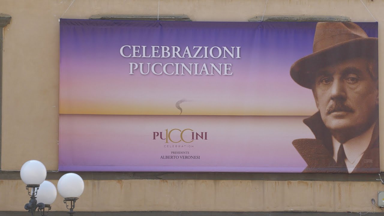 Celebrazioni pucciniane, sulla facciata del teatro del giglio troneggia il nuovo manifesto