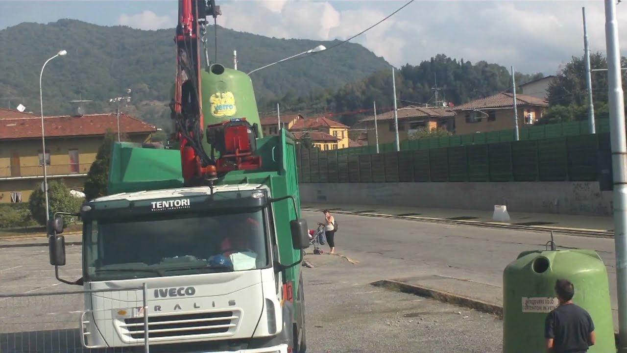 Come fanno a svuotare le campane del vetro