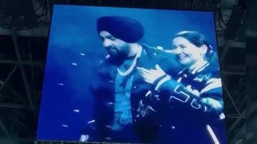 Diljit dosanjh ny hania sy kiya pyar ka izhar   diljit dosanjh sang song for hania amir at concert