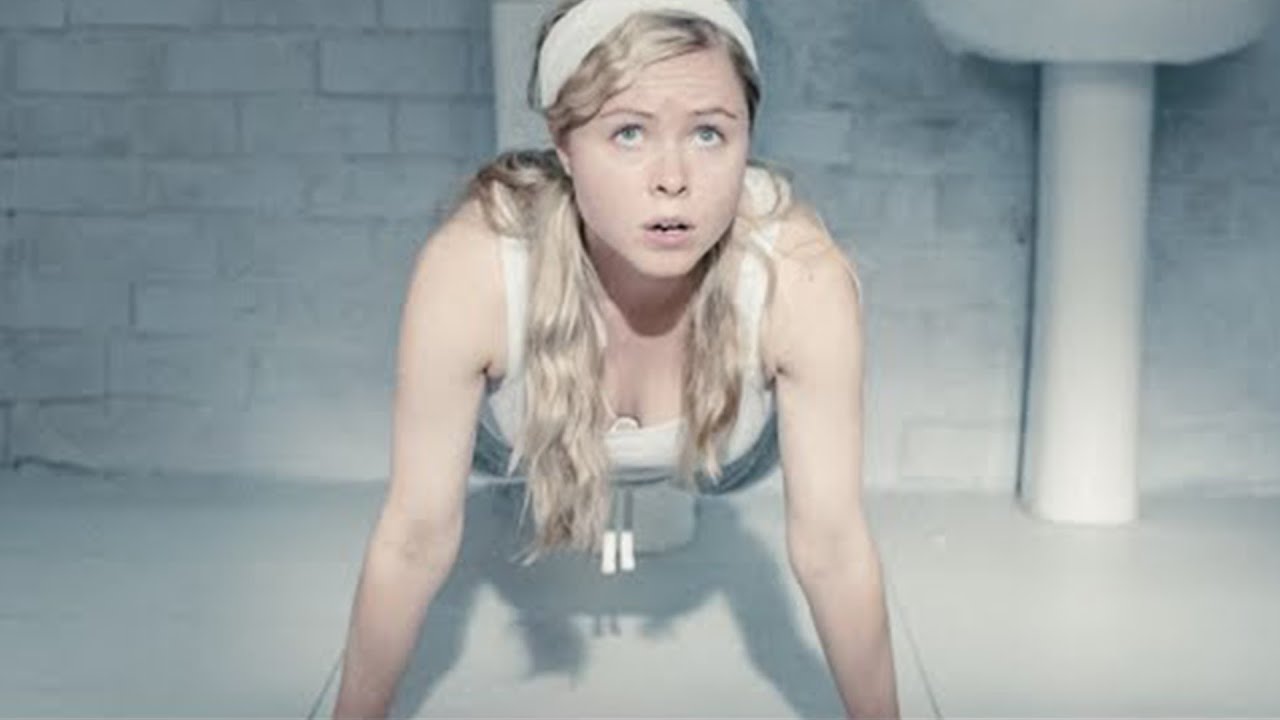 Девушка теряет память, когда спит, и он использует это для интимной ...