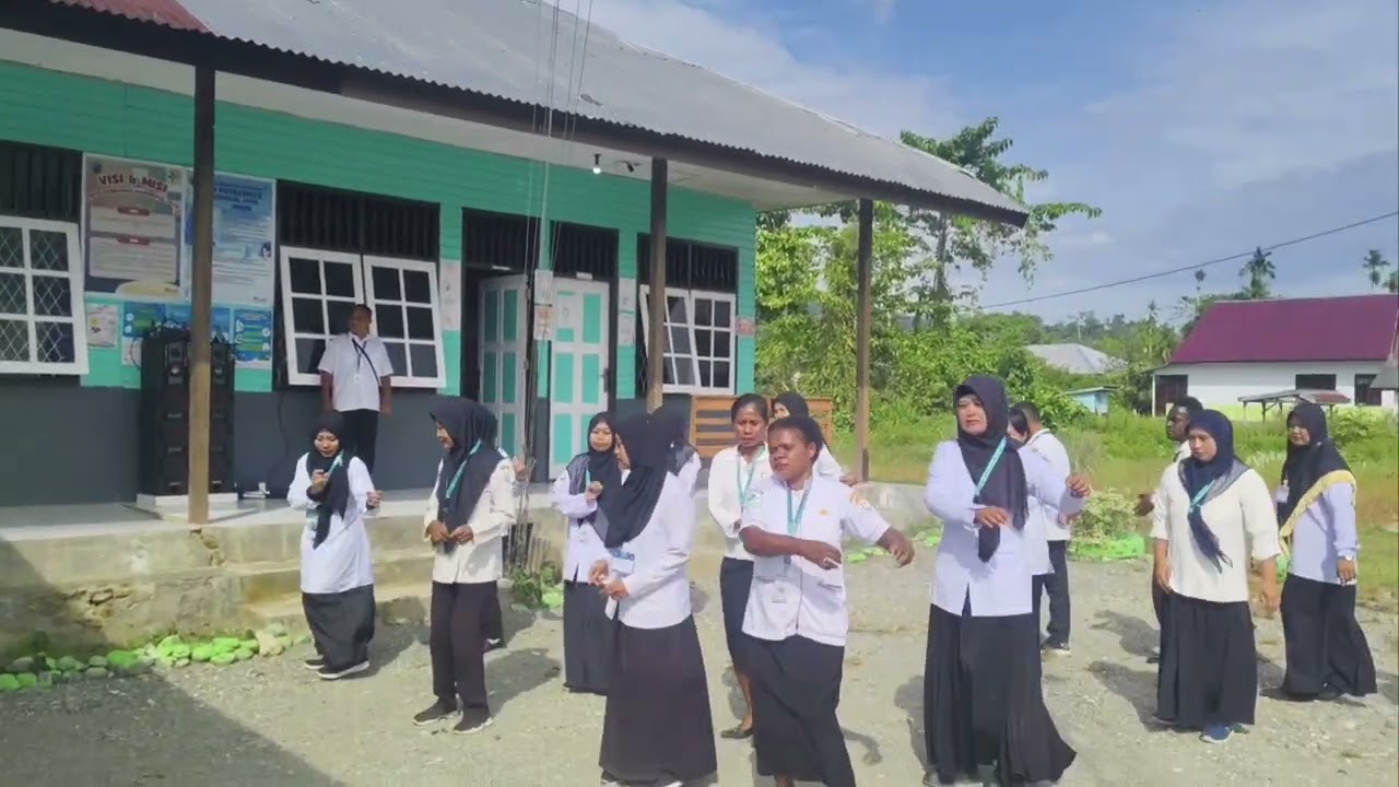 Yel_Yel & Tarian Penyambutan Tim Surveyor Akreditasi di Puskesmas Manunggal Jaya, Nabire