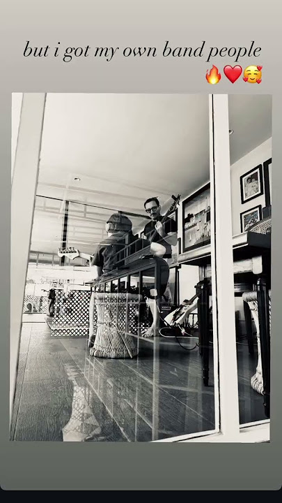 @kareenakapoorkhan shares sweet moments with Taimur and Saif having their own little concert!
