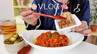 SUB) 망해버린 벚꽃 마카롱🌸, 대왕 김말이와 라구파스타 만들어먹는 자취 일상🍝ㅣ취준생 됨,  당근수확🥕, 양파장아찌, 들깨크림우동, 파닭전, 삼겹살김밥, 김치수제비,미역오트밀죽