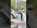 巨大クレーンによる救出作戦：5トントラックを渓谷から引き上げるミッション・インポッシブル　横転したトラックを立て直す過酷な作業　大惨事寸前の大破トラックを救う