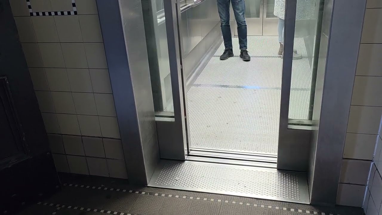 (Neue Türen) Fahrstuhl Tepper im Alte Elbtunnel Hamburg