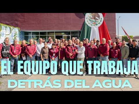 El equipo que trabaja detrás del agua