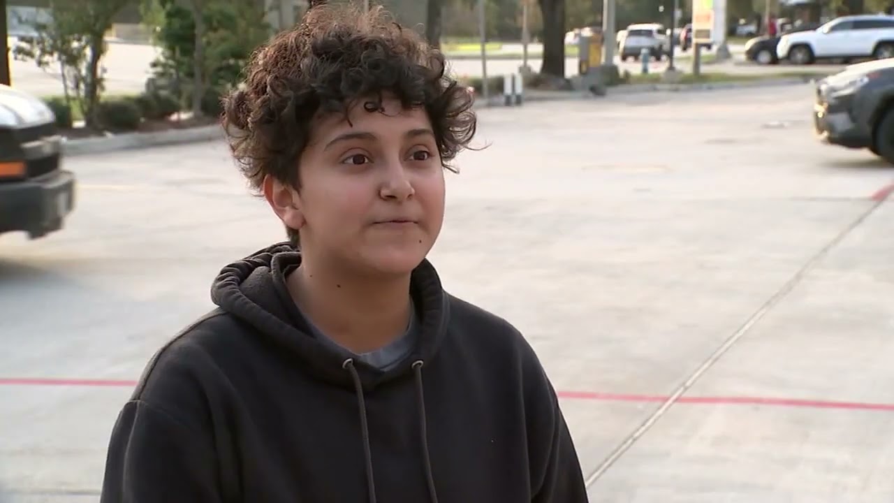 1st day at work ends with clerk nearly stabbed by robber over cupcakes