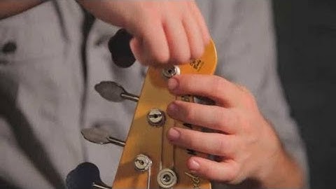 How to String Guitar & Stretch Strings | Bass Guitar