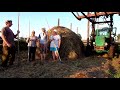 Анастасия ворошит и сгребет сено на тракторе Т-40АМ