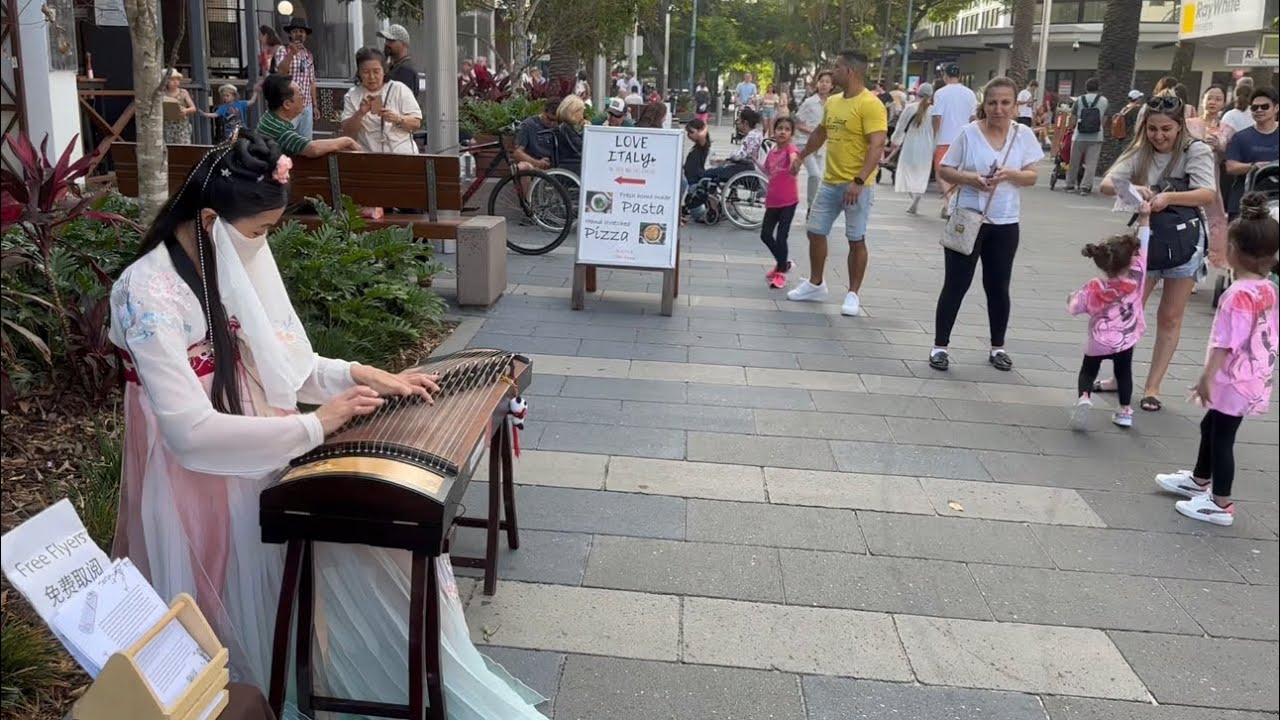 Traditional Chinese GuZheng Music / 澳洲黄金海岸街头古筝演奏：千年等一回！ YouTube