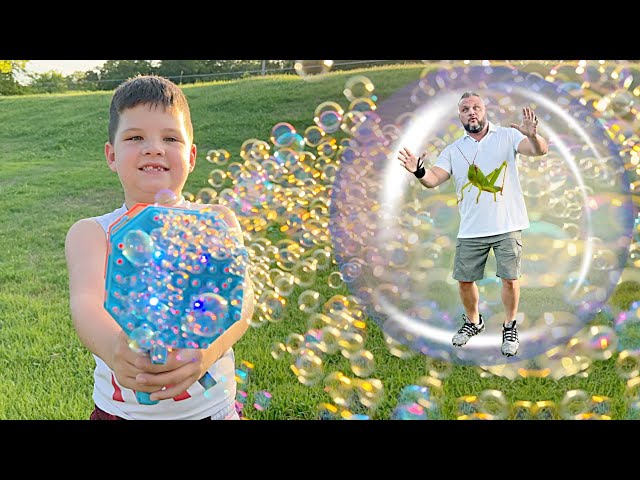 CALEB's BUBBLE BLASTER BUG HUNT with MOM and DAD! BacKyard ADVENTURE OUTSIDE with New bubbles toy! class=