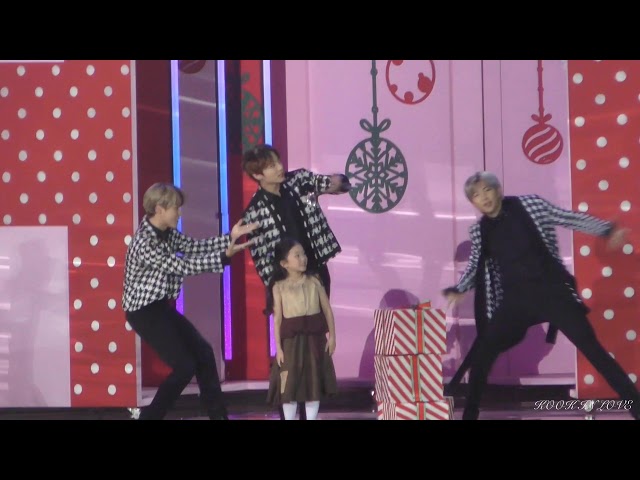 どこかの執事とお嬢様みたい Bts ジョングクが女の子をそっとケアする姿にファン悶絶 自然な手つきで髪の毛を直してあげる優しさに感動 Kpop Monster どこかの執事とお嬢様みたい Bts ジョングクが女の子をそっとケアする姿にファン悶絶 自然な手つきで髪の毛を直してあげる優しさに感動 Kpop Monster
