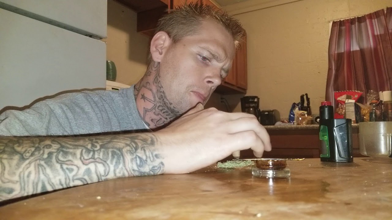 Rolling a wax joint the good way about 2 grams of concentrate in the joint
