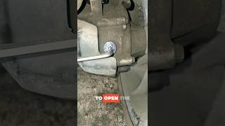 Easy Tricks to Open the Differential Oil Bolt on an Automatic Motorcycle #engineering #automobile