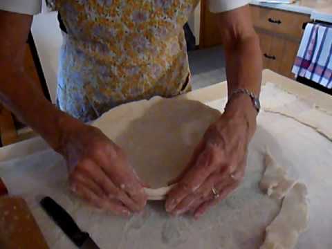 How to Flute a Pie Crust - YouTube