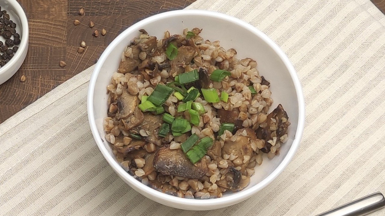 Рассыпчатая гречка с грибами и луком | Уютный рецепт | ASMR