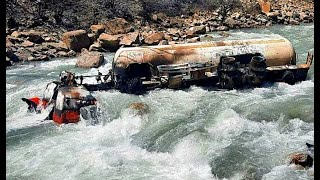 DANGEROUS DRIVERS LOGGING TRUCKS FAILS CROSSING RIVER❗危険なドライバーのログトラックが川を渡ることに失敗します