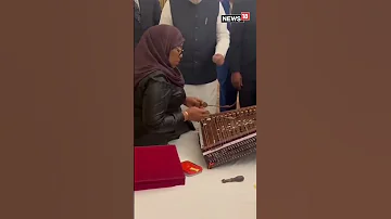 Pm Modi With Tanzanian President Samia Suluhu Hassan Tried Playing The Instrument Santoor N18S 