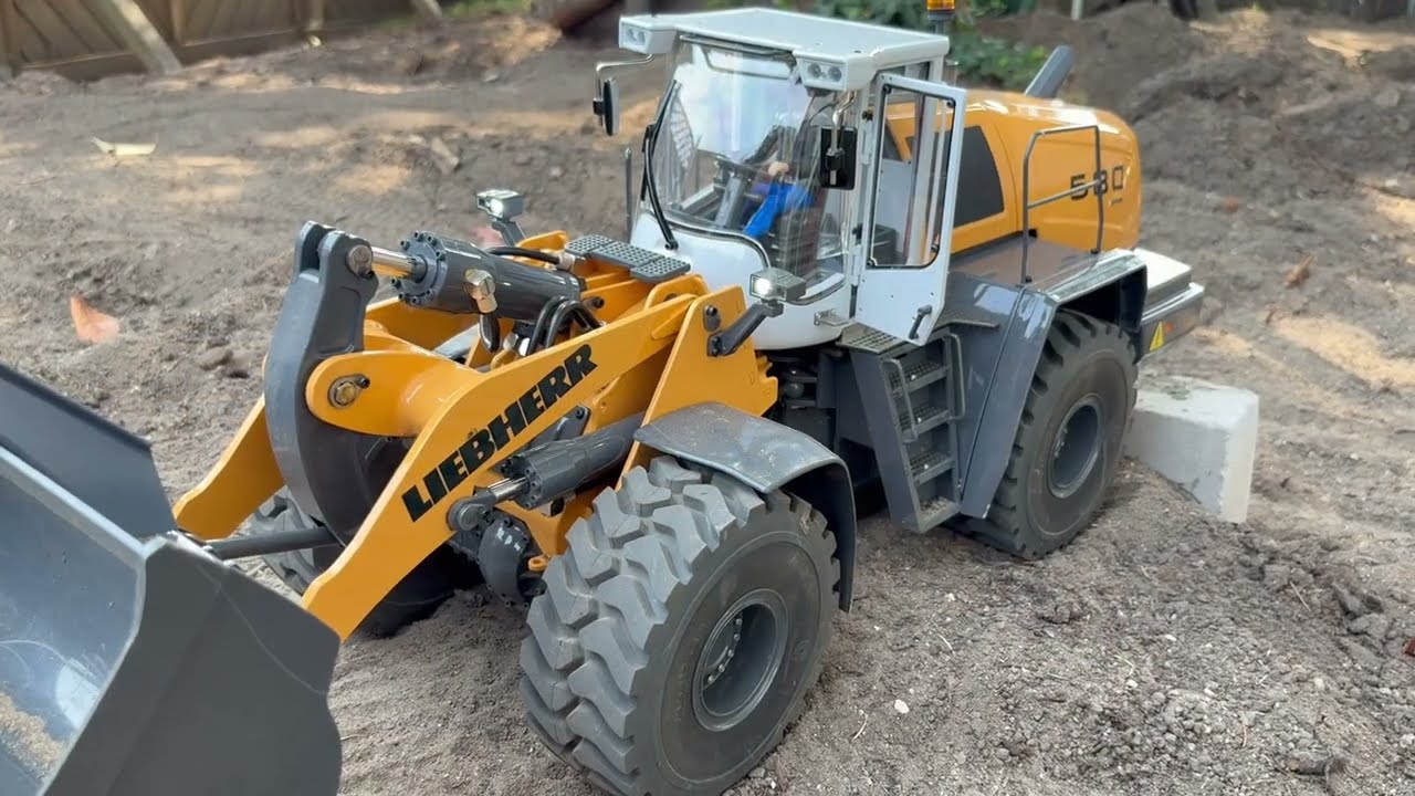 RC Loader Liebherr 580, XDRC, 1/14, some insights into details  PS: working pressure 30bar!