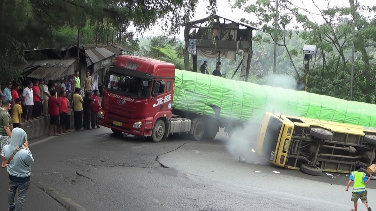 LALU LINTAS LUMPUH TOTAL‼️Menit Menit M3ng3rikan Truk Siba Surya Gagal Total Di Sitinjau Lauik