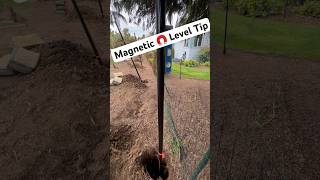 Magnetic 🧲 Level Fence Post Setting Tip #Fencecontractor #Fence #Level El