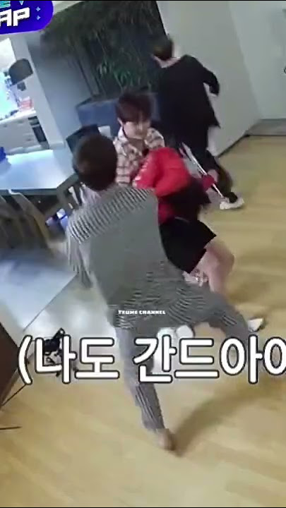 Haha junghwan run away from jihoon😂 #treasure