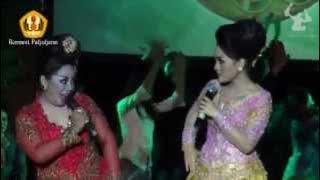 Duet Heboh Bungsu Bandung Feat RIta Tila ( Surabi Haneut )