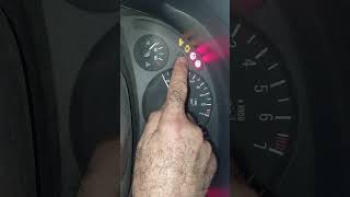 بعد ماركبو الموتور ونطمنو عليه  تظهر لمبة المحرك CHECK ENGINE كيفاش نحلو المشكلة