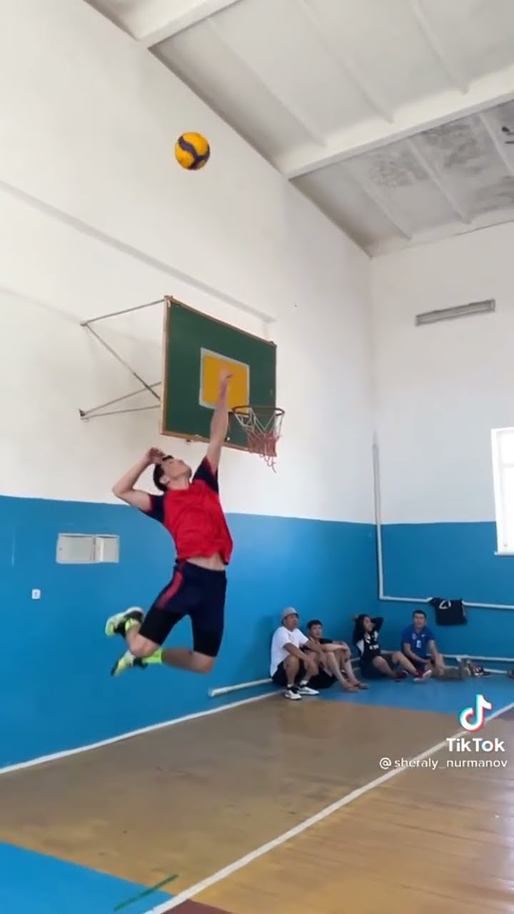 этот спортсмен хороший спринтер