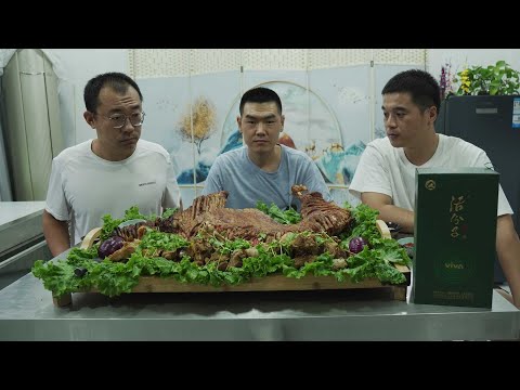 【食味阿远】小业带只羊，半只烤半只红焖，这道“一羊两吃”仨人吃嗨了 | Shi Wei A Yuan