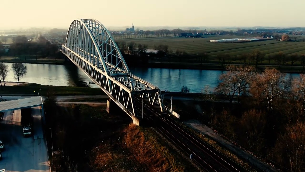 Spoorbrug Schalkwijk en ICE trein, cinematic drone beelden