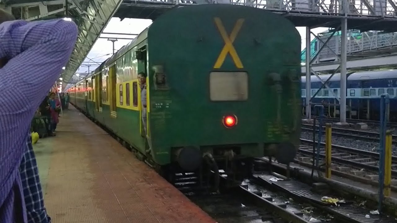 Reverse Rake Shunting at Jabalpur Junction : 12187 Jabalpur - Mumbai Garib Rath Express