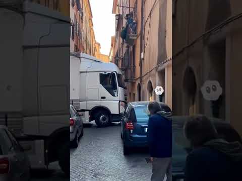 Video “Camion distrugge le auto in curva stretta (VIDEO AI – Scena generata con Intelligenza Artificiale)”