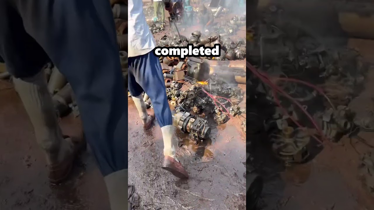 Пакистанские рабочие извлекают лом