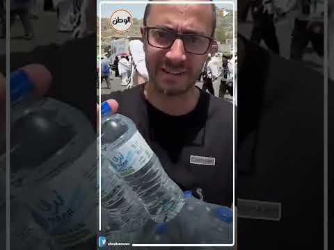 مشهد مؤثر لشاب ينهار بالبكاء اثناء توزيع المياه على الحجاج