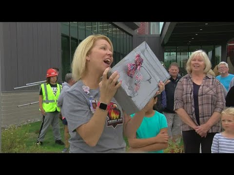 A look back in time: Time capsule from 1976 opened at Shoreland Elementary