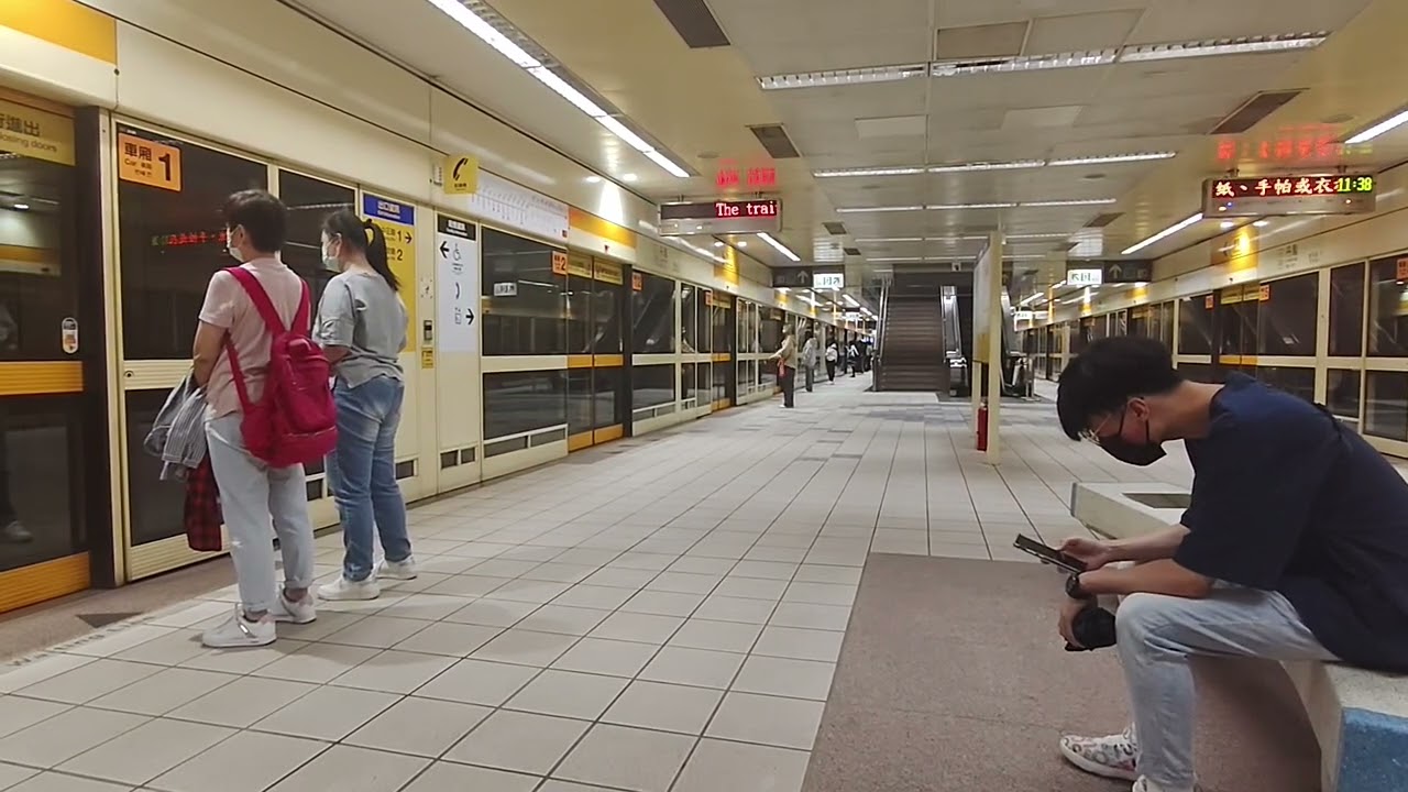 20251102@台北捷運中和新蘆線雙C371型4系往迴龍列車丹鳳站出站交會往南勢角列車丹鳳站進站