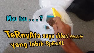 Begitu dibuka ternyata saya diberi sesuatu yang jadi obrolan serius saat itu.