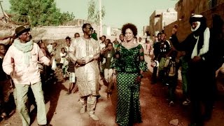 Miniatura del video "Bassekou Kouyate - Désert Nianafing feat. Amy Sacko, Afel Bocoum & Ahmed ag Kaedi"