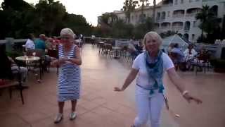 Isabelle et Mamie Sam dansent sur la terrasse de l'hôtel Paloma Sultan à Özdere