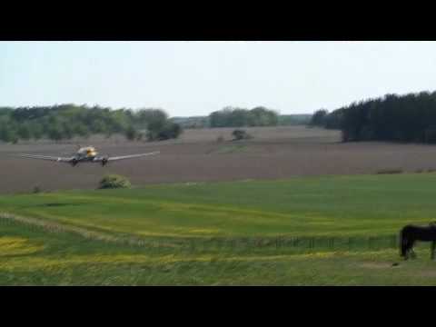 Håtunaholm 2010 - DC3 Low pass flyby