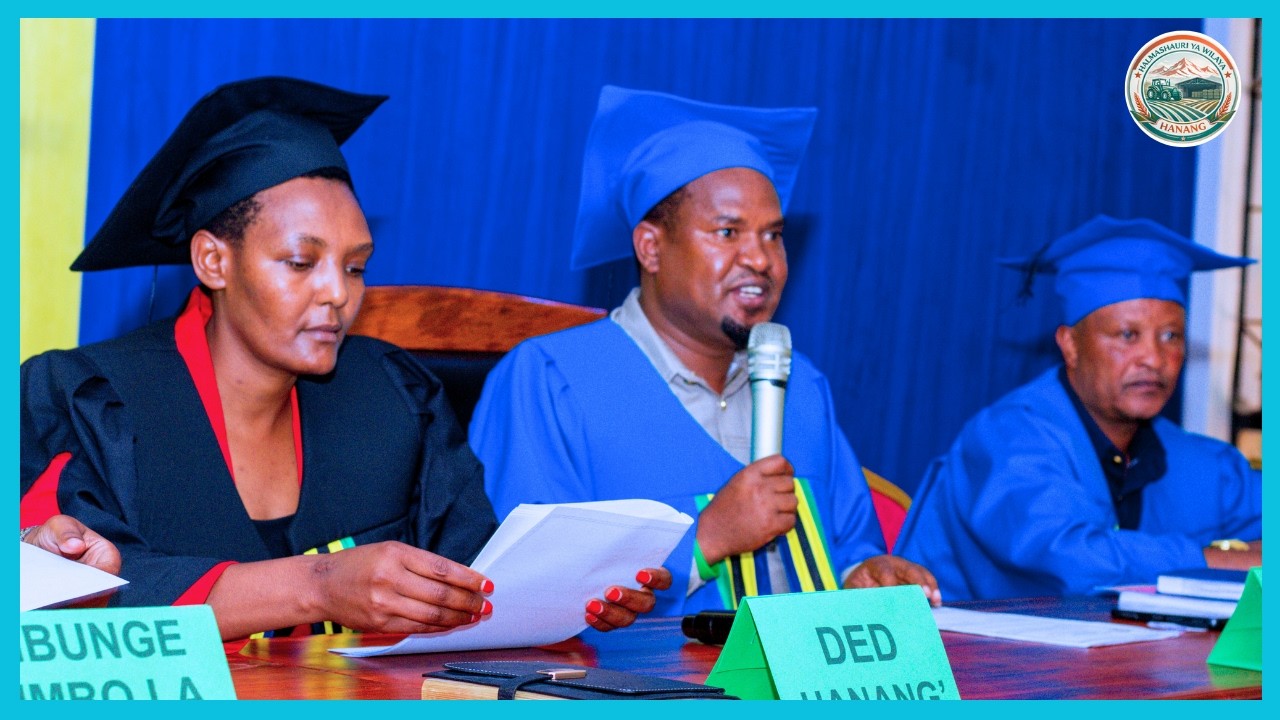 BARAZA LA MADIWANI HANANG' LATOA 'HEKO' KWA MKURUGENZI KUSIMAMIA VIZURI MIRADI