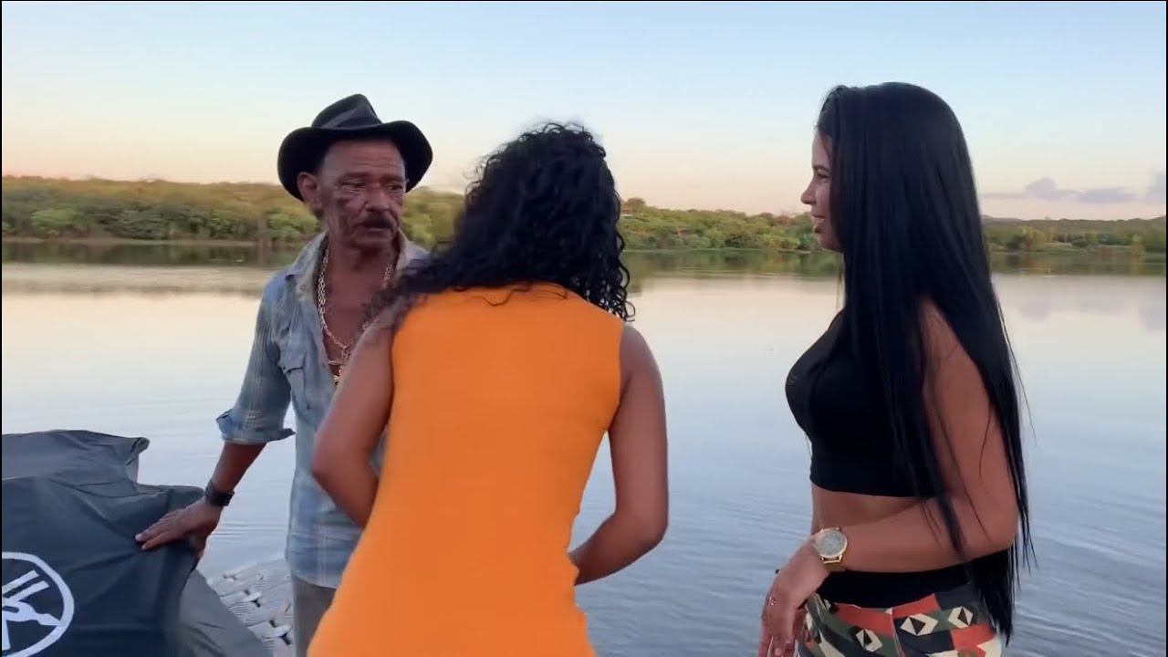 KINHA FOI DAR UM CHEIRO NO CANGOTE DE TIRINGA E ELE NÃO GOSTOU 