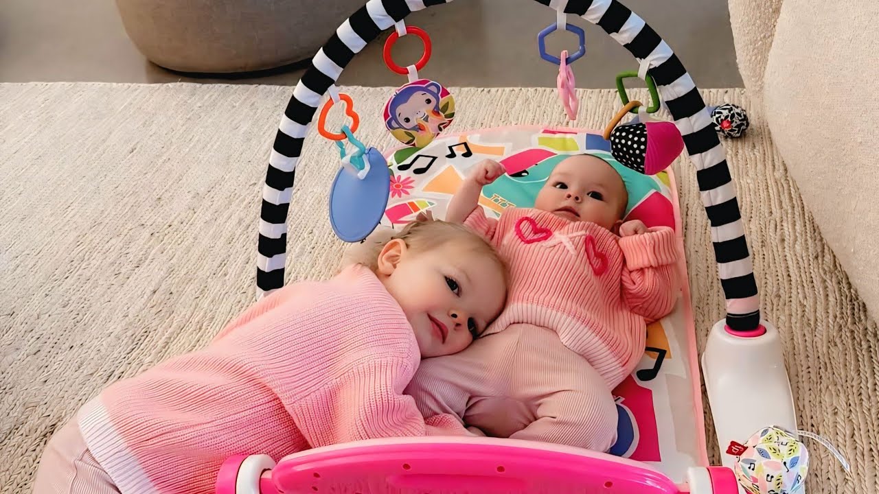 Ellie's And Sutton's beauty And Ellie Showing Sutton  All Of Her Little People😂