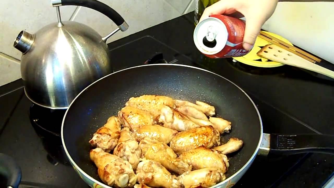 Поставь кура. Курица с колой на сковороде. Варка курицы. Кола с курочкой. Что можно сделать с курицей.