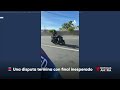 Un ciclista graba a un motorizado cuando intenta sacarlo del camino y choca | Noticias Telemundo
