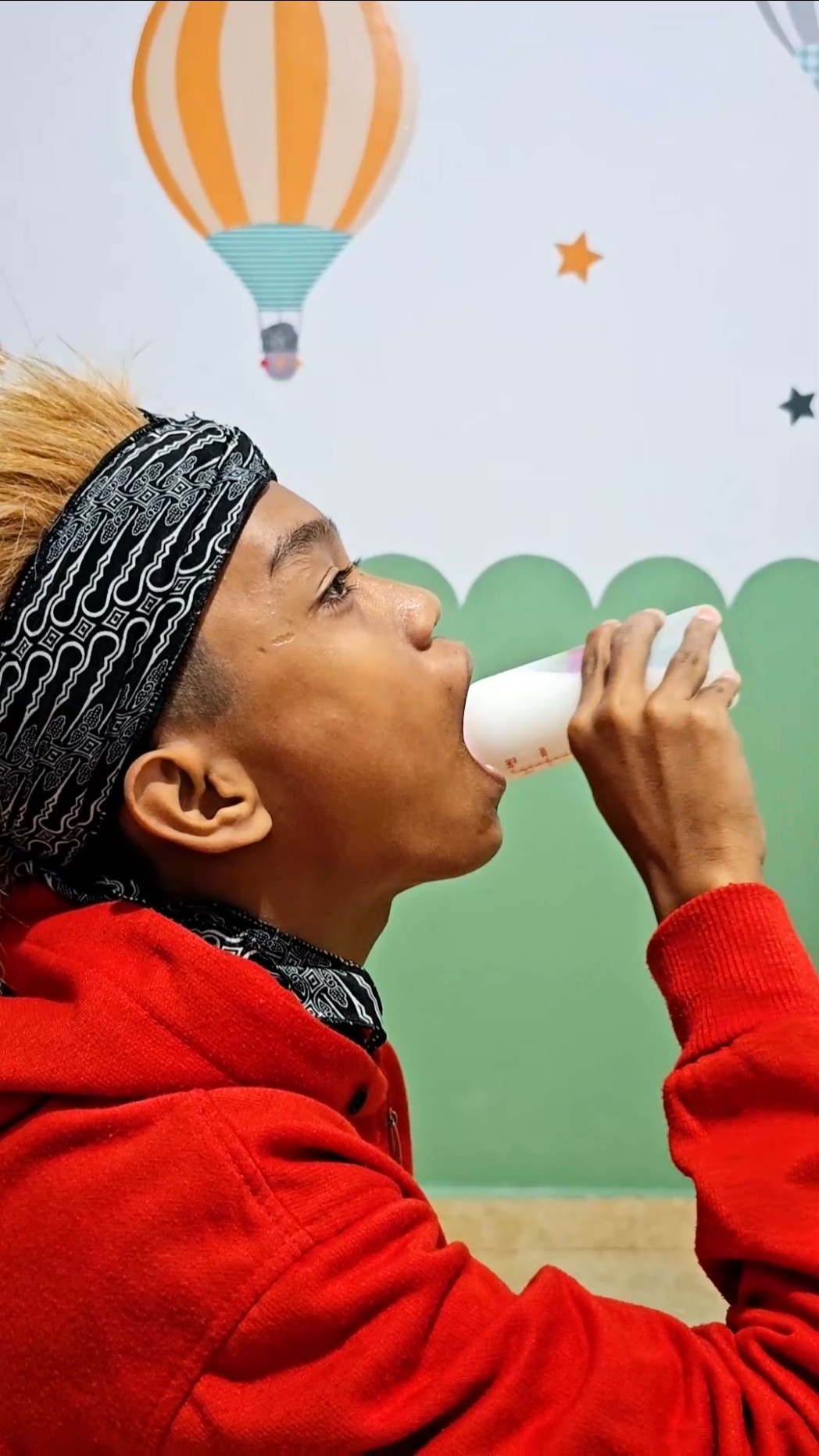 PAPA SWALLOWS MILK BOTTLE